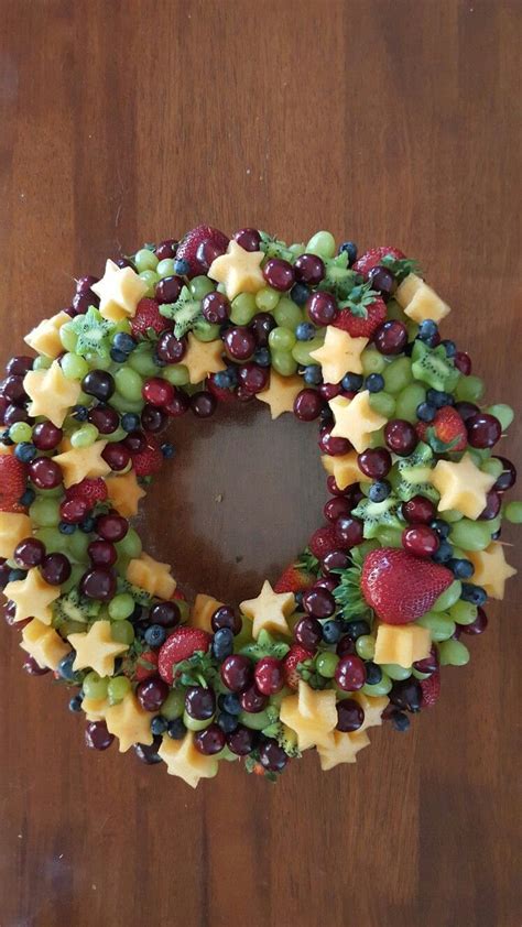 These diy edible christmas gift ideas will make this holiday season so much fun! my daughter and i just made this...... 2016...... fruit Christmas wreath | Holiday fruit platter ...