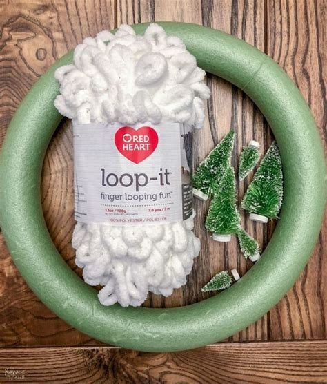Loop Yarn Wreath An Easy Diy Winter Wreath The Navage Patch