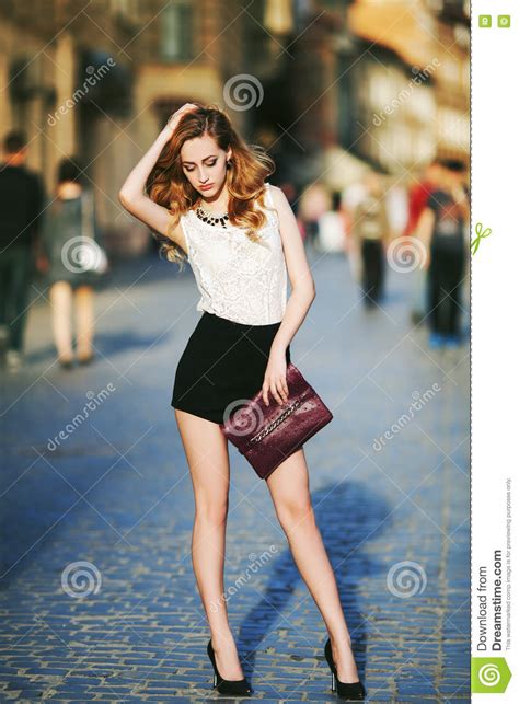 plein portrait de mode de rue de corps d une jeune belle femme sûre posant sur le fond urbain