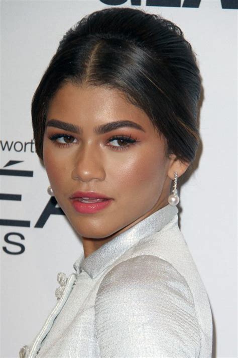 Zendaya S Hairstyles Hair Colors Steal Her Style Page