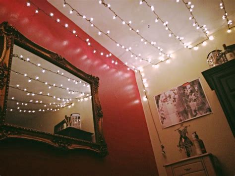Fairy lights and polaroids #fairylights #tumblr #bedroom #aesthetic #decor #display in 2020 | ästhetisches schlafzimmer, dekor zimmer, teenager schlafzimmer dekorieren. Twinkling bedroom lights | Fairy lights bedroom, Fairy ...