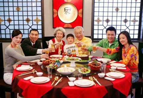 Di malam tahun baru, kaum keluarga samada dekat atau jauh akan berkumpul di rumah ibu bapa. Sambutan Perayaan di Malaysia: Perayaan Kaum Cina