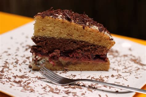 Schokokirsch-Sahne Torte vegan | Dessert ideen, Backwaren, Sahnetorte