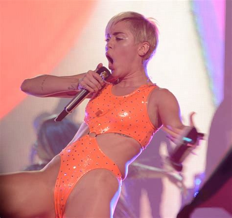 Miley Cyrus Touches Her Dancers Bottoms Protothemanews
