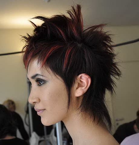 Coupe courte la coupe courte effiléecette coupe courte effilée sur les longueurs et pointes booste le volume des cheveux fins et leur apporte un joli mouvement. Coupe courte effilée destructurée