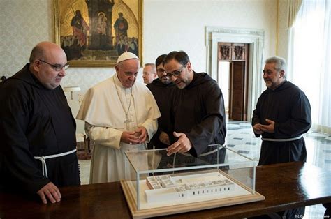 Luo matka, johon voit tallentaa kaikki matkaideasi, jossa voit järjestellä niitä ja nähdä ne. San Giovanni Rotondo: da padre Pio all'onorificenza, frate ...
