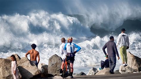 Huge Waves Are Lashing The California Coast For The Third Day In A Row
