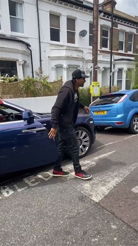 1 265 170 · обсуждают: David Haye appears to park his convertible Rolls Royce in ...