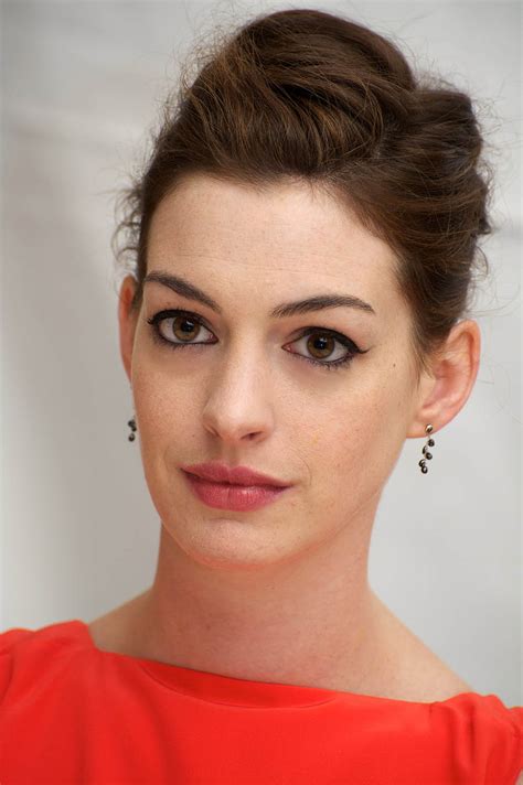 Anne Hathaway One Day Press Conference In New York August 9 Anne