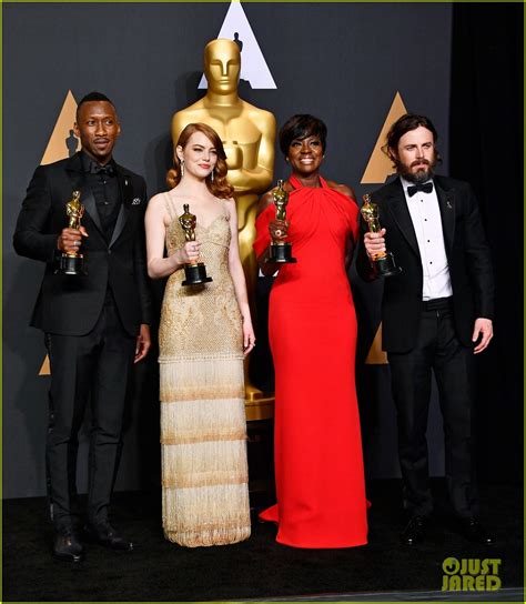 oscars 2017 s four winning actors pose in press room photo 3867238 2017 oscars casey