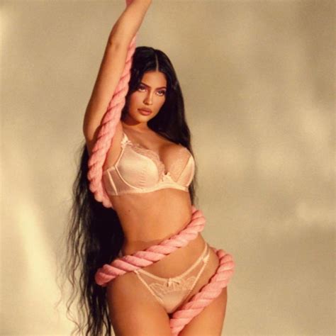 Kylie Jenner Flaunts Her Voluptuous Body In These Latest Hot Pictures