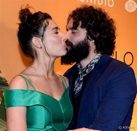 giselle itié e o namorado guilherme winter trocam beijos em prêmio fotos purepeople