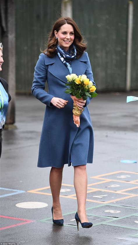 Pregnant Kate Middleton Wears A Blue Maternity Dress Daily Mail Online