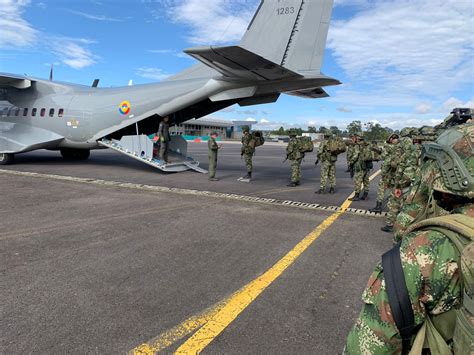 en apoyo a operaciones de seguridad catam transporta tropas del ejército fuerza aeroespacial