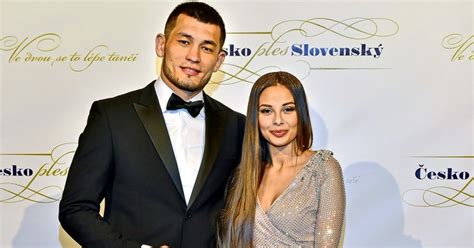 Jsou totiž pescetariánkami, tedy volí vegetariánskou stravu a co se masa týče, konzumují pouze ryby. Čerstvá mamička Monika Bagárová sa pochválila elegantným ...