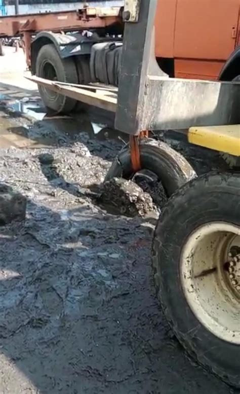 Ação De Limpeza Retira Pneu De Caminhão De Sistema De Drenagem Na Alemoa Em Santos Prefeitura