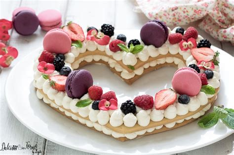 La cream tart è la torta del momento, quella che sta facendo impazzire tutto il web per il suo aspetto scenografico e che arriva direttamente dagli stati uniti. Cream tart ricetta e tutorial passo passo per farla perfetta