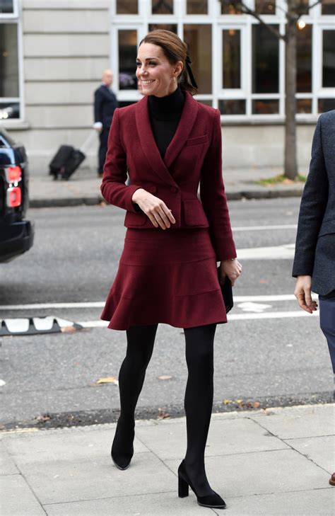 A lenyűgöző fehér és elefántcsontszínű szaténruhát alexander mcqueen elhunyt divatcézár. Katalin hercegné miniszoknyákban mutatta meg lábait