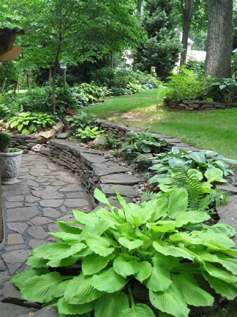 Stecken sie dafür die geplante fläche für den fundamentgraben mit schnureisen. Steinmauer im Garten gestalten - kreative Außenarchitektur ...