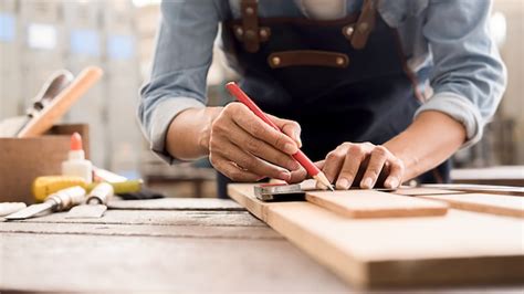 Menuisier Travaillant Avec Des équipements Sur Une Table En Bois Dans