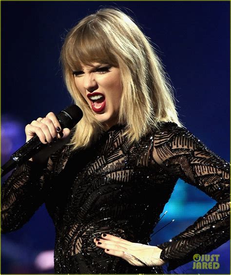 watch taylor swift s first live i don t wanna live forever performance for super bowl weekend