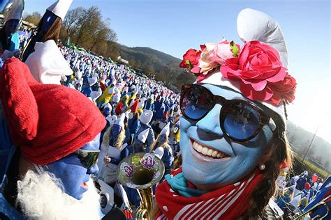 3500 Cosplayers Break World Record For Largest Smurf Gathering