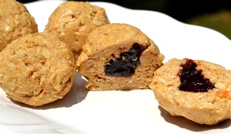 Who doesn't love a good peanut butter and jelly sandwich?! Peanut Butter & Jelly Balls - Mrs Happy Homemaker