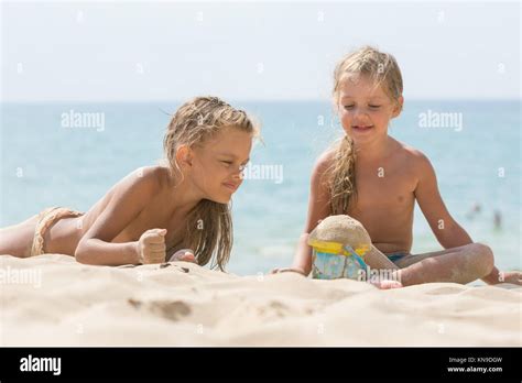 Zwei Kleine M Dchen Spielen Mit Begeisterung In Der Sand Der Am Ufer