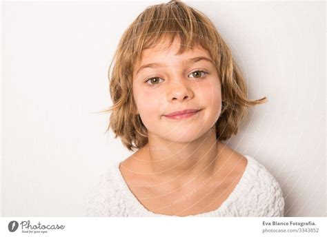 Porträt Eines Kleinen Mädchens Das In Die Kamera Schaut Ein Lizenzfreies Stock Foto Von Photocase