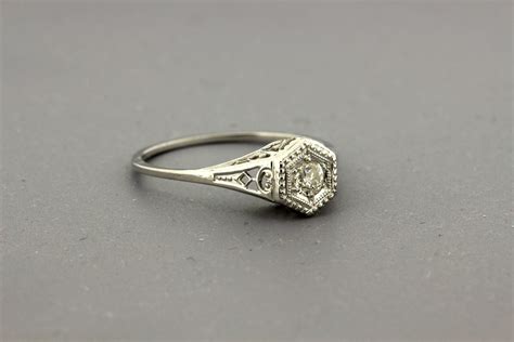 18k White Gold Vintage Geometic Filigree Ring With Diamond Center