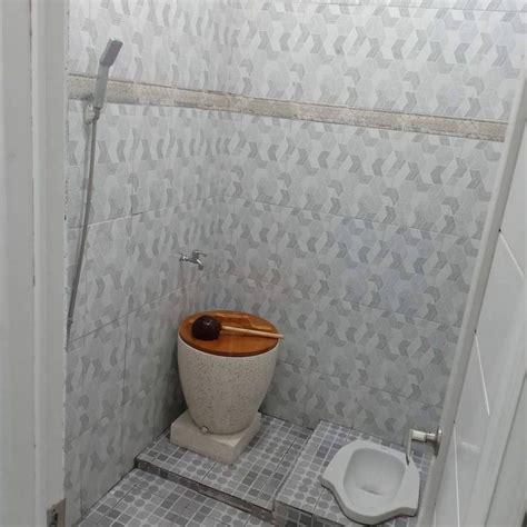 17 Desain Kamar Mandi Minimalis Kloset Jongkok Inspiratif & Mudah Ditiru