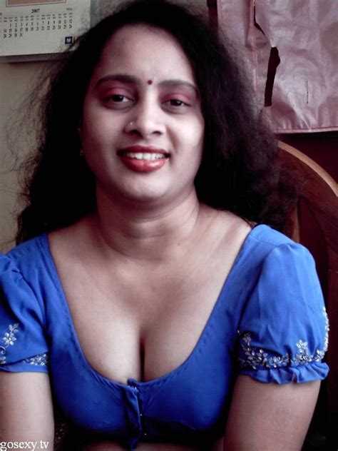 INDIAN BHABHI HOT DESI BIG BOOBS REMOVING SARI AND BLOUSE BRA RARE PICS