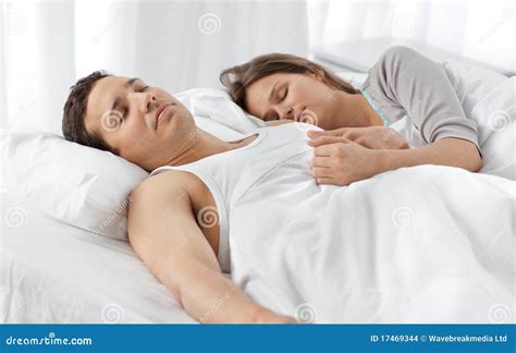 Nette Paare Die Zusammen Auf Ihrem Bett Schlafen Stockfoto Bild Von Schön Bett 17469344
