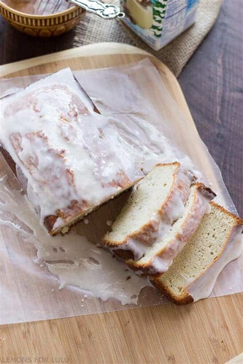 Eggnog pound cake takes a classic buttery cake and laces it with the tastes of the holiday season. Eggnog Pound Cake - LemonsforLulu.com