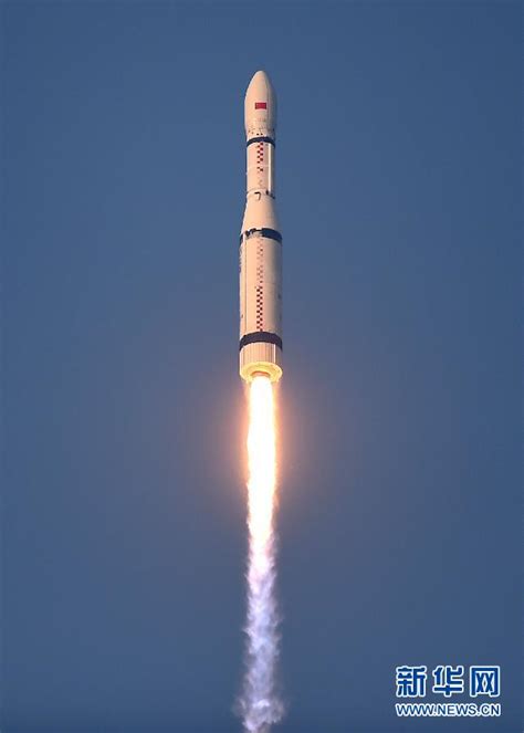 Um #foguete esta fora de questão, pois o espaço aéreo em horários a lançamentos são fechados a voos comerciais. Foguete portador da China envia 20 satélites ao espaço (2)