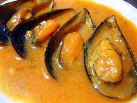 Los mejillones al vapor es un plato que se ha convertido de forma común en una entrada muy típica en nuestro país, o como acompañante en una paella, por ejemplo. Receta de mejillones al vapor con pimenton - Unareceta.com ...
