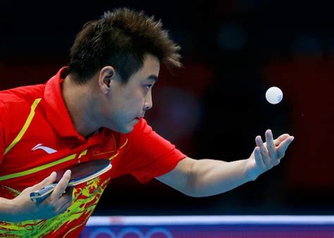 A beginner player changes their ping pong strategy at random, without a plan or full consideration of their opponent or the game at. El saque o servicio en ping pong - Mesas de Ping Pong ...