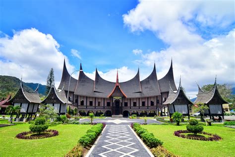 Esensi Rumah Gadang Sebagai Simbol Dalam Tradisi Merantau Minangkabau