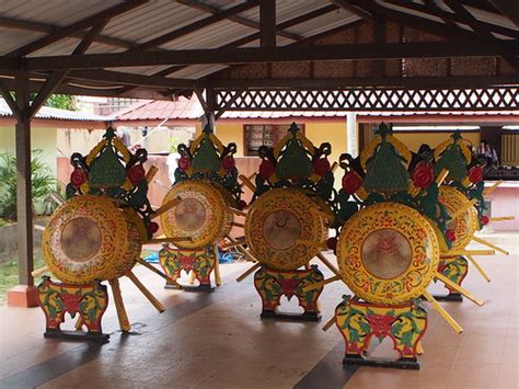 Nah ada beberapa ini akan saya bagikan sedikit informasi tentang nama alat musik daerah. Rebana (Alat Muzik Tradisional Melayu) | Jenis Warisan ...