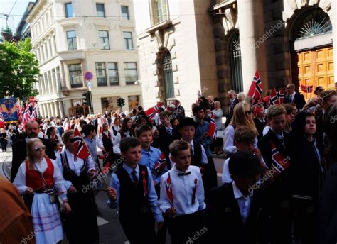 Desfile De Ni Os Con Banderas Noruegas En El D A De La Constituci N