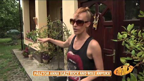 Pásztor anna egy zúzós rockénekesnő, aki hangja és szövegei mellett leginkább külsejével szereti és szokta is felhívni magára ön itt van: Pásztor Anna kisfia imádja édesanyja extrém maszkjait ...