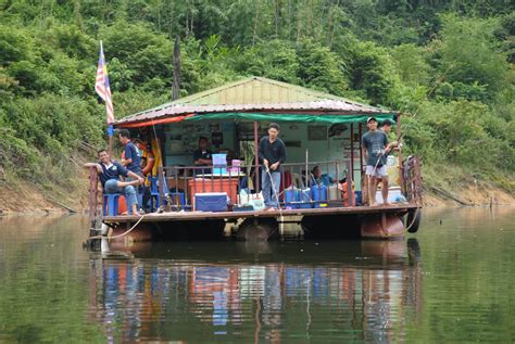 Royal houseboats, dal lake, srinagar the idea of houseboats is to give a real insight of kashmir hospitality, culture & art. Gerakan Belia 4B Tanah Liat: Aktiviti Memancing Di Royal ...