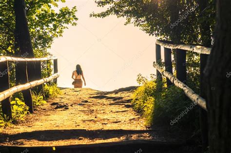 Chica Caminando Por El Sendero Del Bosque Fotografía De Stock