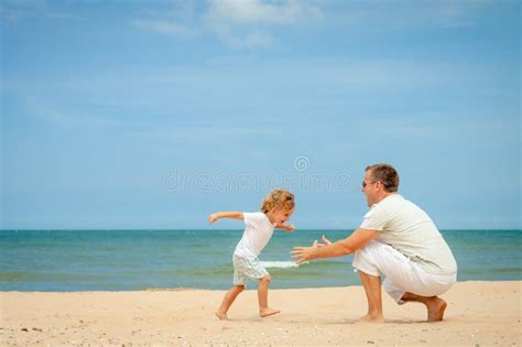 Padre E Hijo Que Juegan En La Playa Foto De Archivo Imagen De Deporte