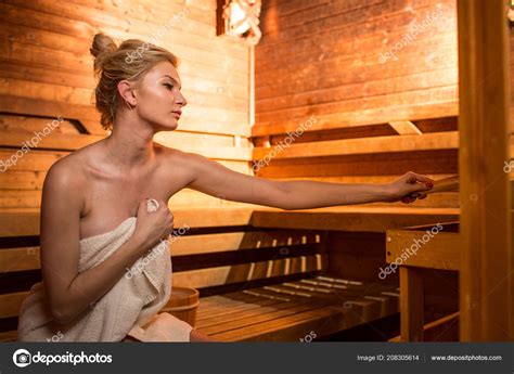 Junge Frau Entspannt Sich Der Sauna Stockfotografie Lizenzfreie Fotos © Lightpoet 208305614