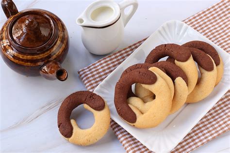 I biscotti abbracci sono squisiti frollini bicolore al gusto di panna e cacao. Biscotti abbracci - la ricetta dei frollini bigusto
