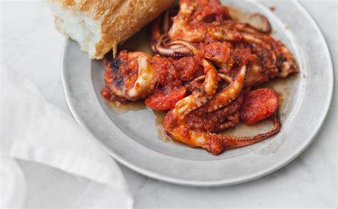 I polipetti affogati, letteralmente lasciati affogare nel sugo di pomodoro, sono perfetti da servire con dei crostoni di pane per un ricco antipasto, ma anche come condimento per una pasta che vi farà leccare i baffi. I polipetti al sugo al profumo di prezzemolo - Cucina ...