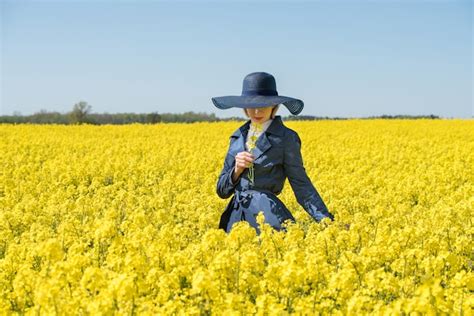 Premium Photo Young Woman Stands In A Rape Field