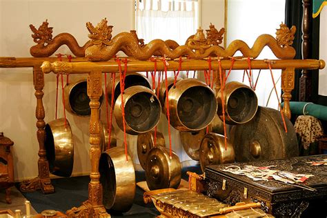 Sampai sekarang gamelan juga masih digunakan untuk mengiringi pertunjukan yang telah turun temurun seperti wayang. Alat Musik Tradisional Daerah Istimewa Yogyakarta (DIY) - Tentang Provinsi