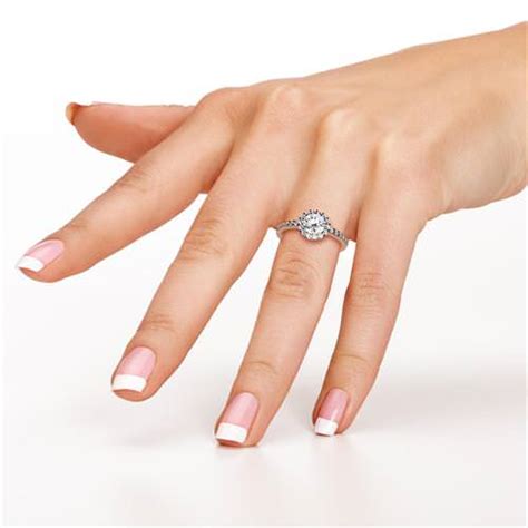 El anillo se coloca en el dedo anular ya que es por donde pasa la vena amoris que conecta con el corazón. Anillo de compromiso de tendencia en 2014 - Corazón de Joyas